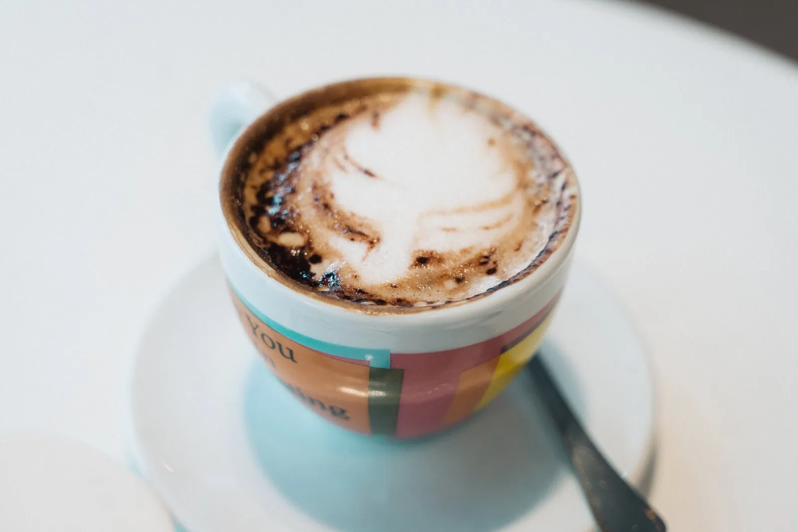 Capuchino con arte latte en ERREKA Sant Cugat
