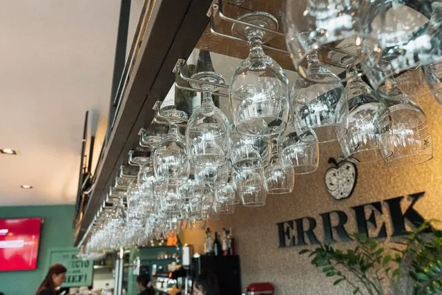 Copas colgadas sobre la barra de ERREKA