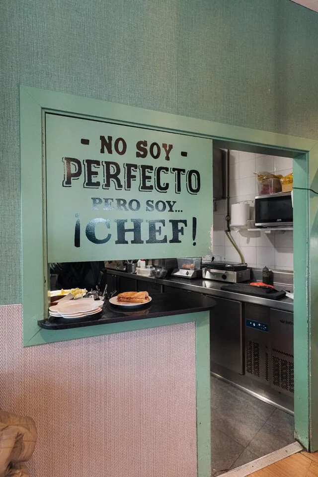 Pase de cocina con el cartel No soy perfecto, pero soy chef