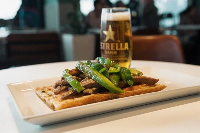 Tosta de secreto ibérico con pimientos