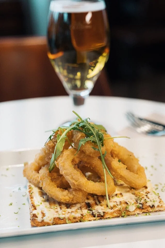 Calamares a la andaluza con caña de cerveza