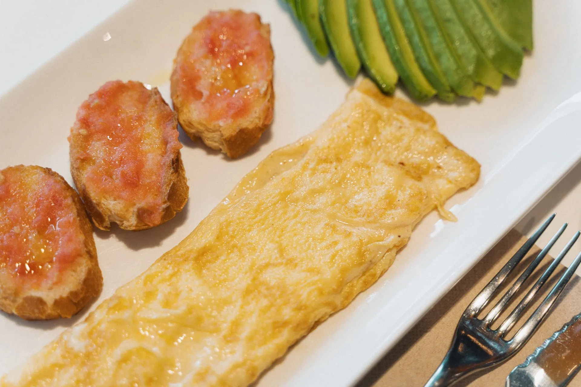 Desayuno de mercado con tostada, zumo natural y café en ERREKA Gastro Bar
