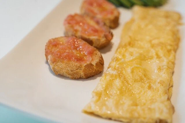 Tortilla con pan con tomate