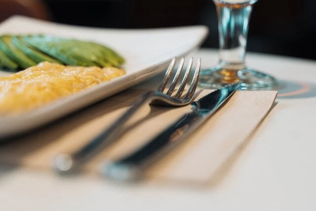 Mesa servida con tortilla y aguacate