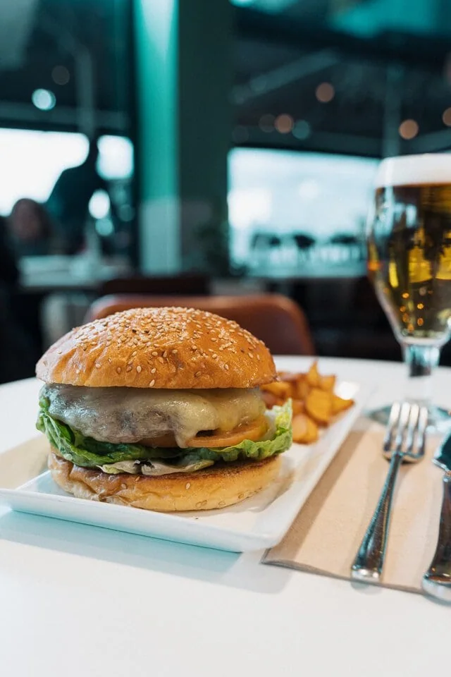 Hamburguesa con queso y patatas gajo