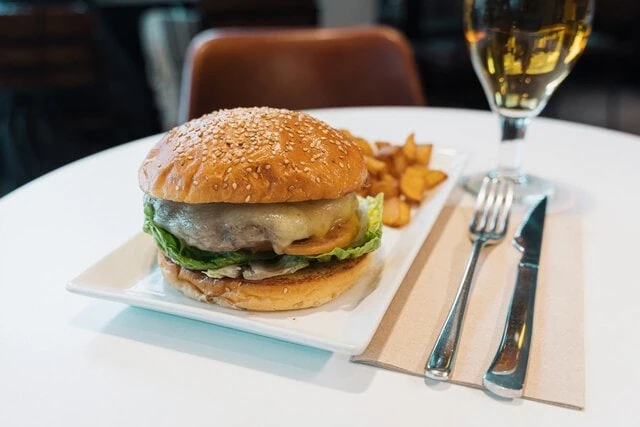 Burger de la casa con patatas y caña