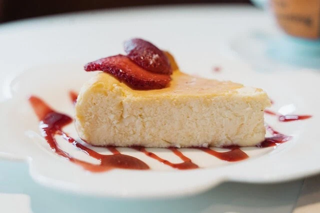 Tarta de queso con coulis de fresa