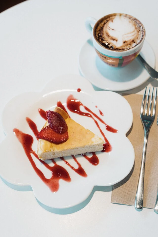 Tarta de queso con coulis de fresa y capuchino