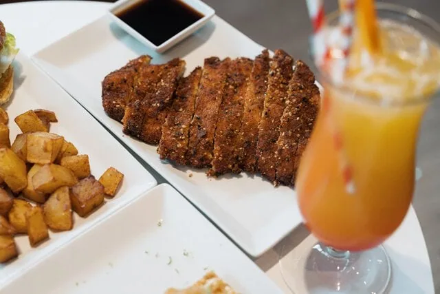 Escalopa crujiente con patatas y licuado