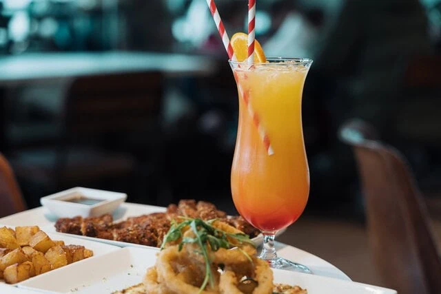 Licuado de naranja con escalopa y calamares