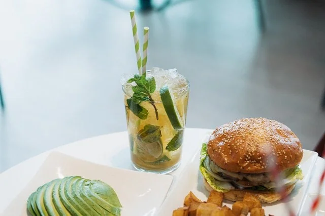 Mojito, aguacate y burger con patatas
