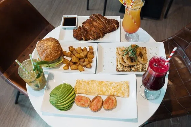 Mesa completa con escalopa, burger, calamares y licuados