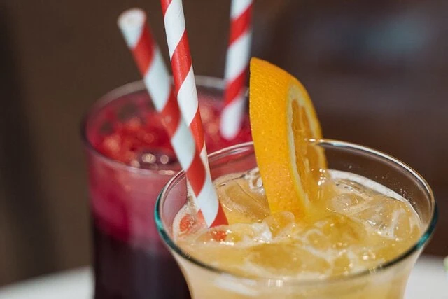 Licuados de naranja y frutos rojos con pajitas