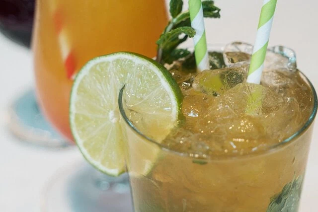 Mojito con lima y menta bien frío