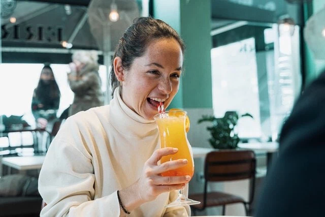 Ambiente en ERREKA con licuado de naranja