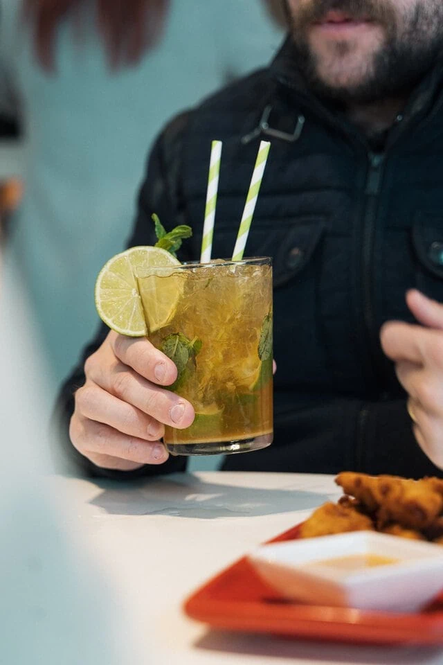 Mojito con lima servido en mesa